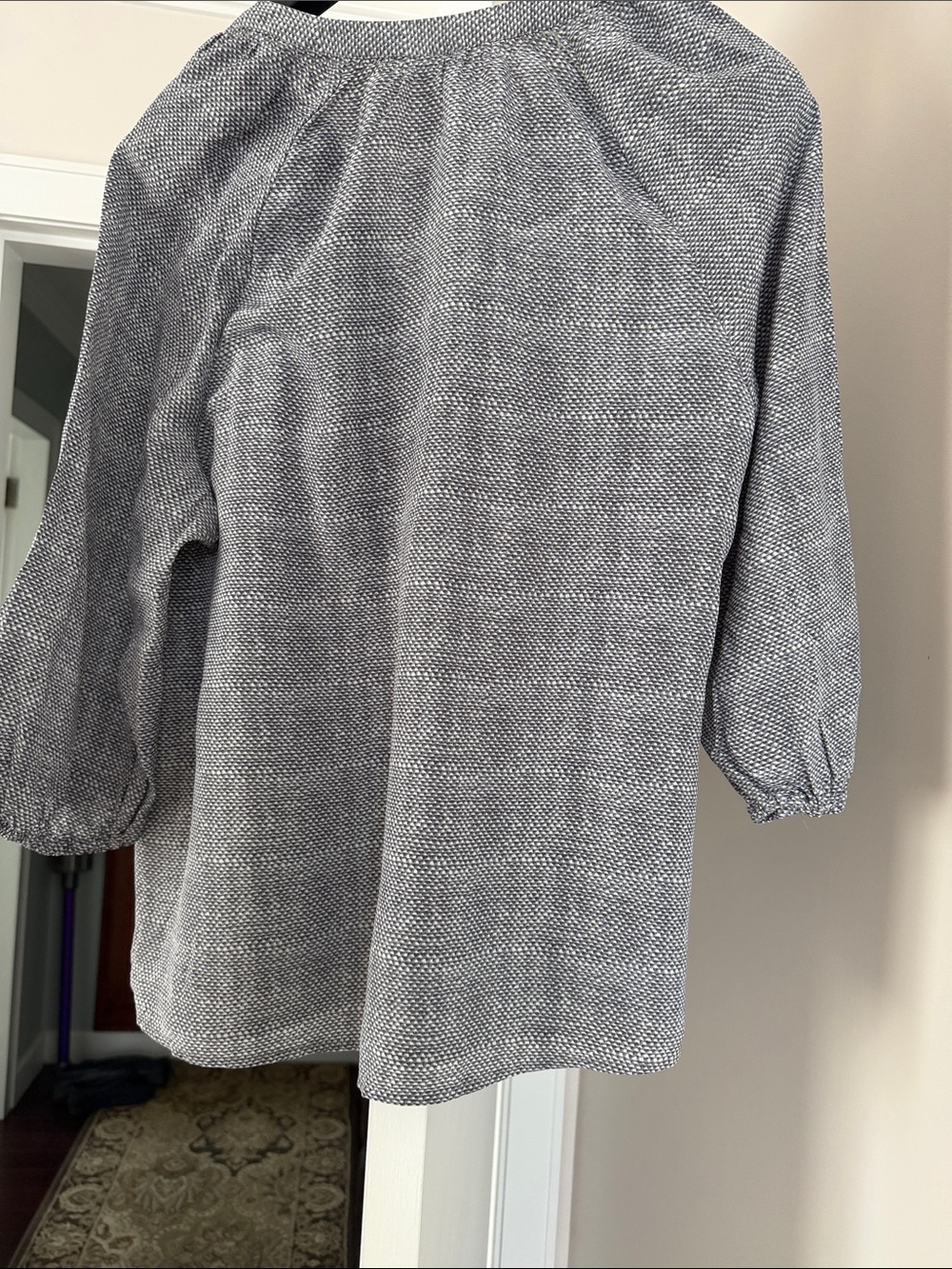 Joie silk  gray  Printed V-Neck Gathered 3/4 sleeve Blouse size M - Picture 6 of 7